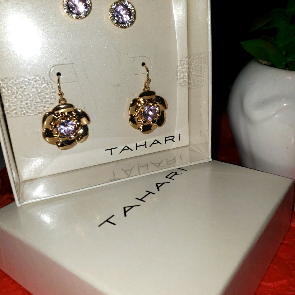 Nwt Tahari Earrings 11$